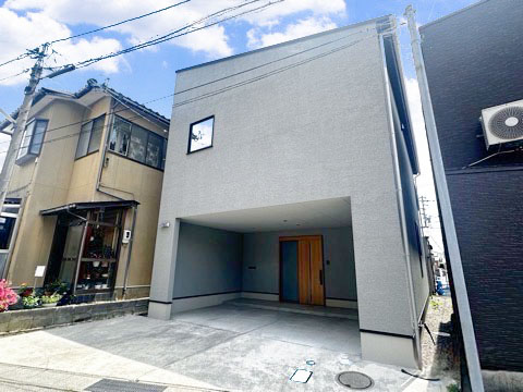 階上の心地良い住まい♪築２年のおうち☆【向粟崎3丁目】